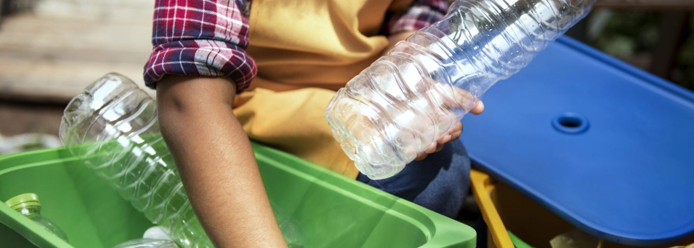 closeup-hands-separating-plastic-bottles Kopie